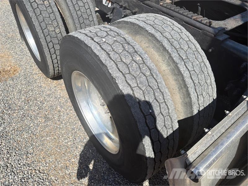 Freightliner Cascadia 125 6x4 T/A Sleeper Truck Tractor Vilcēji