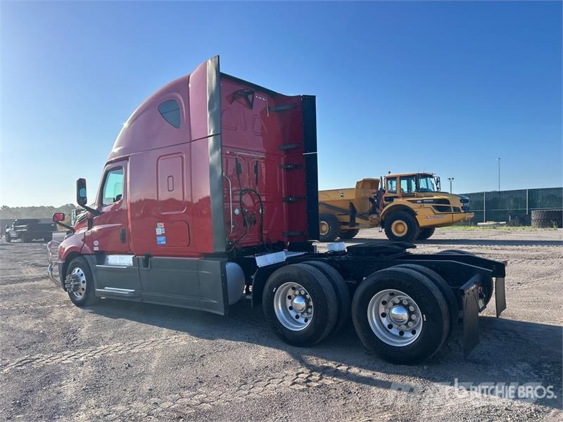 Freightliner Cascadia 126 6x4 T/A Sleeper Truck Tractor Тягачі