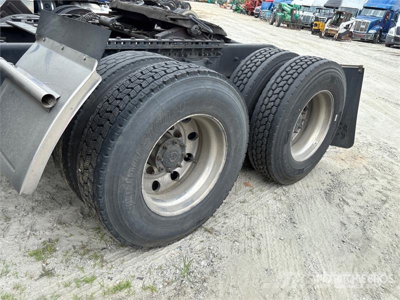 Freightliner Cascadia 126 6x4 T/A Sleeper Truck Tractor Tegljači