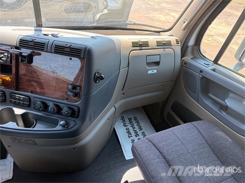 Freightliner Cascadia 113 6x4 Sleeper Car Carrier Truck Trasportatore per veicoli