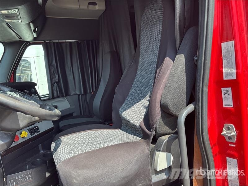 Freightliner Cascadia 126 6x4 T/A Sleeper Truck Tractor Tahače