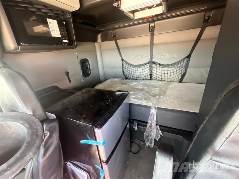 Freightliner Cascadia 126 6x4 T/A Sleeper Truck Tractor Седельные тягачи
