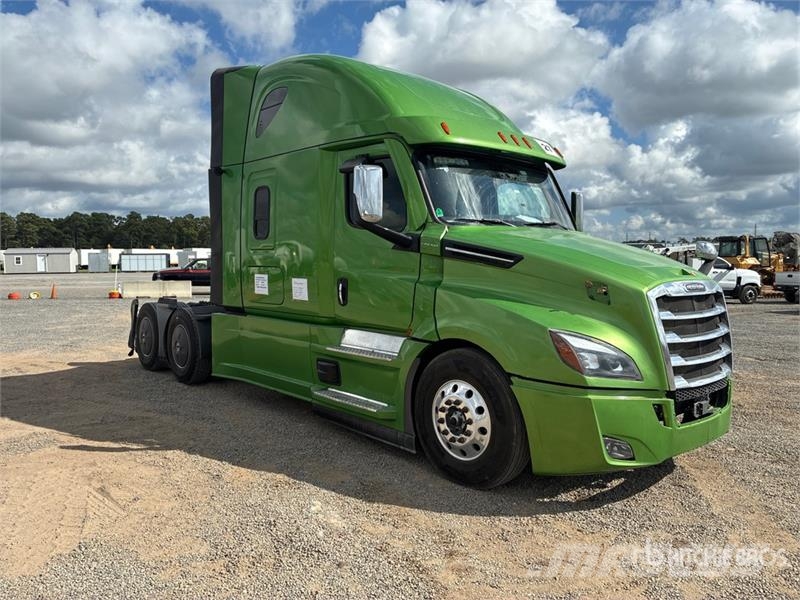 Freightliner Cascadia 126 6x4 T/A Sleeper Truck Tractor 中古トラクターヘッド | トレーラーヘッド