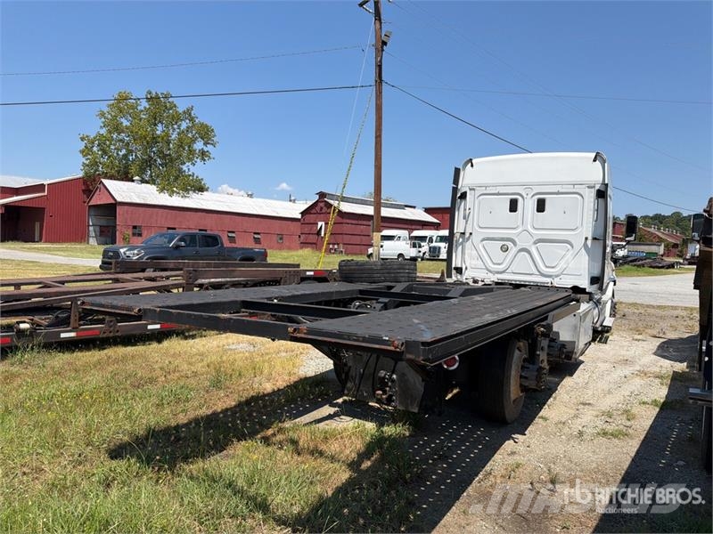 Freightliner Cascadia 113 6x4 Sleeper Car Carrier Truck (Inoper Camiones portacoches