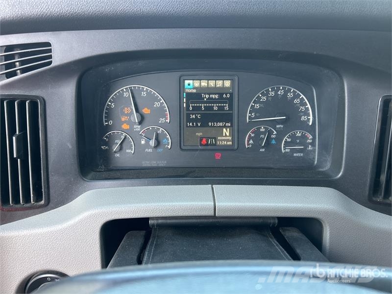 Freightliner Cascadia 126 6x4 T/A Sleeper Truck Tractor Cabezas tractoras