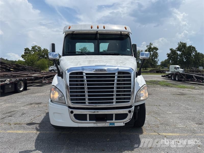 Freightliner Cascadia 113 Camiones portavehículos