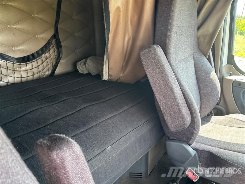 Freightliner Cascadia 113 6x4 Sleeper Car Carrier Truck Biltransportbilar