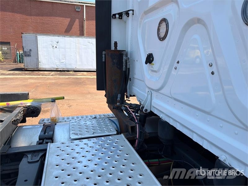 Freightliner Cascadia 113 6x4 Sleeper Car Carrier Truck Trasportatore per veicoli