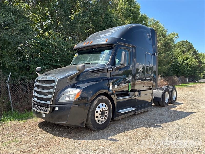 Freightliner Cascadia 126 6x4 T/A Sleeper Truck Tractor (Inoper Седельные тягачи