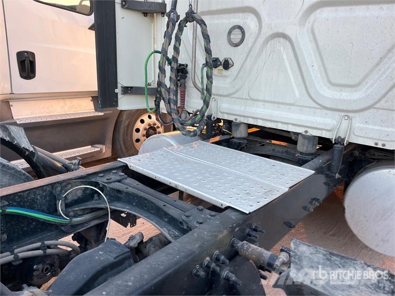 Freightliner Cascadia 126 6x4 T/A Sleeper Truck Tractor Tegljači
