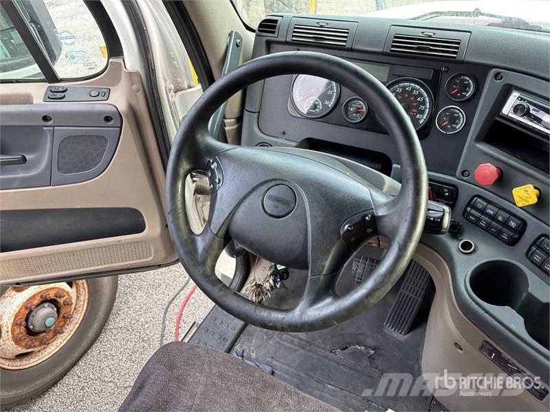 Freightliner Cascadia 125 6x4 T/A Sleeper Truck Tractor Sattelzugmaschinen