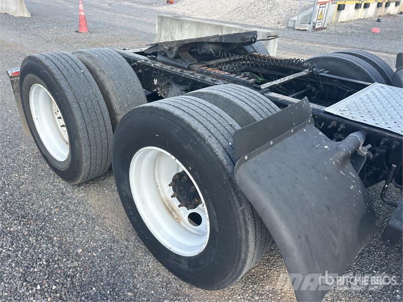 Freightliner Cascadia 125 6x4 T/A Sleeper Truck Tractor Trekkvogner
