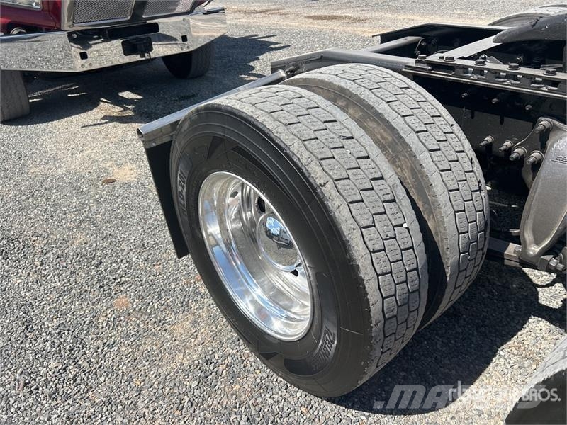 Freightliner Cascadia 125 6x4 T/A Sleeper Truck Tractor Nyergesvontatók