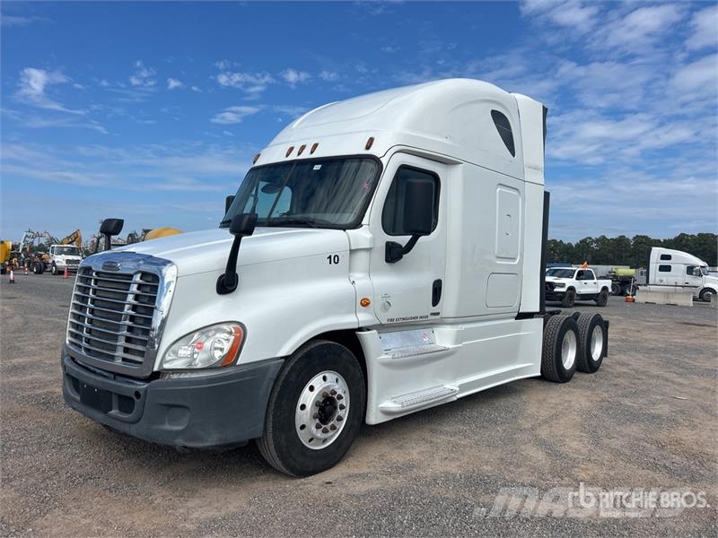 Freightliner Cascadia 125 6x4 T/A Sleeper Truck Tractor Tegljači