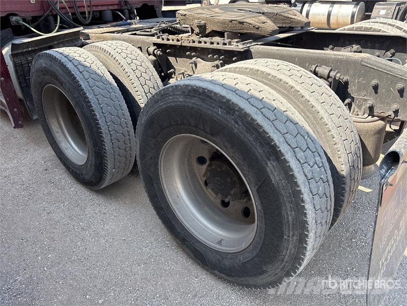 Freightliner Cascadia 126 6x4 T/A Sleeper Truck Tractor Tegljači