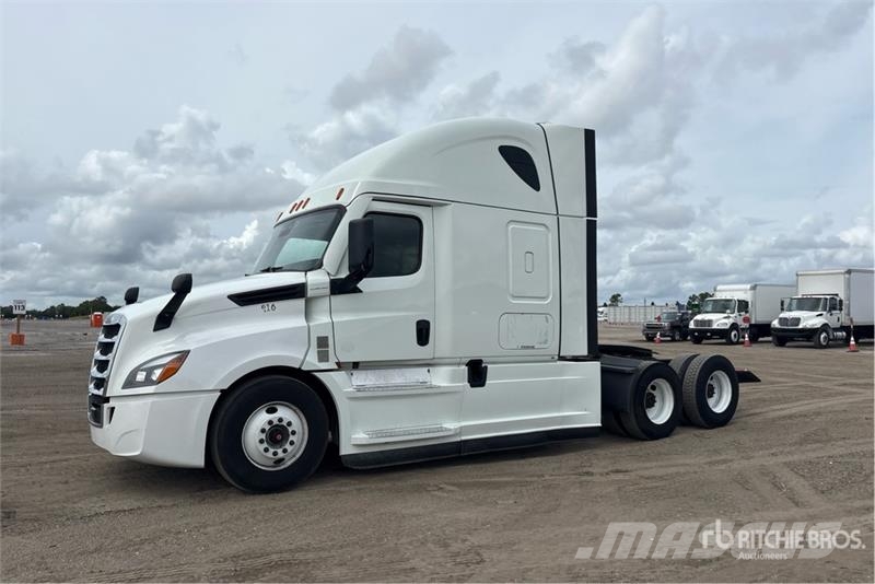 Freightliner Cascadia 126 6x4 T/A Sleeper Truck Tractor Naudoti vilkikai