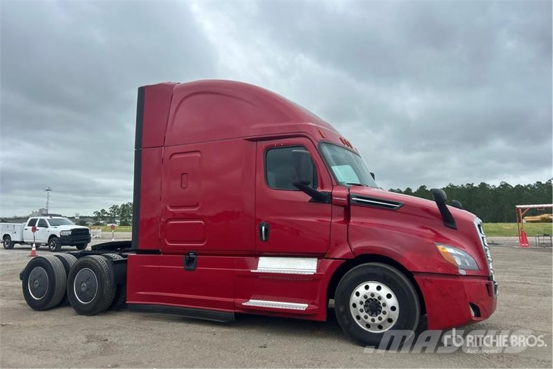 Freightliner Cascadia 126 6x4 T/A Sleeper Truck Tractor Vlačilci