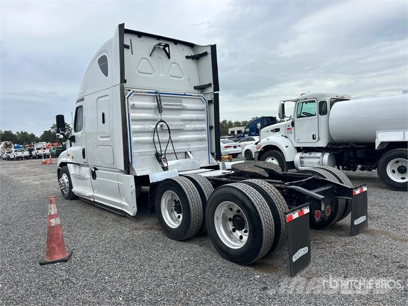 Freightliner Cascadia 125 6x4 T/A Sleeper Truck Tractor Vilcēji