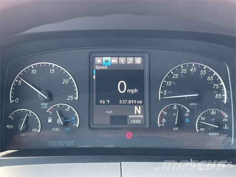 Freightliner Cascadia 126 6x4 T/A Sleeper Truck Tractor (Inoper Седельные тягачи