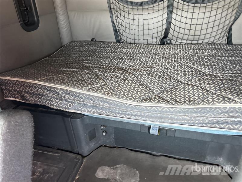 Freightliner Cascadia 126 6x4 T/A Sleeper Truck Tractor وحدات الجر