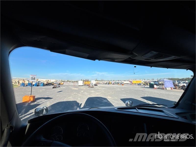 Freightliner Cascadia 126 6x4 T/A Sleeper Truck Tractor وحدات الجر