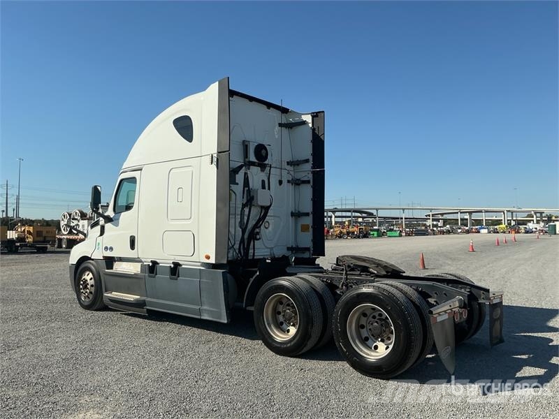 Freightliner Cascadia 126 6x4 T/A Sleeper Truck Tractor وحدات الجر