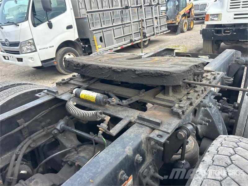 Freightliner Cascadia 126 6x4 T/A Sleeper Truck Tractor Vilcēji