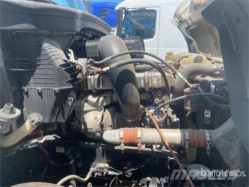Freightliner Cascadia 126 6x4 T/A Sleeper Truck Tractor (Inoper 中古トラクターヘッド | トレーラーヘッド
