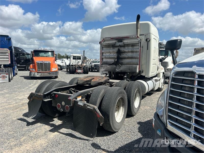 Freightliner Cascadia 125 6x4 T/A Sleeper Truck Tractor (Inoper Camiones tractor