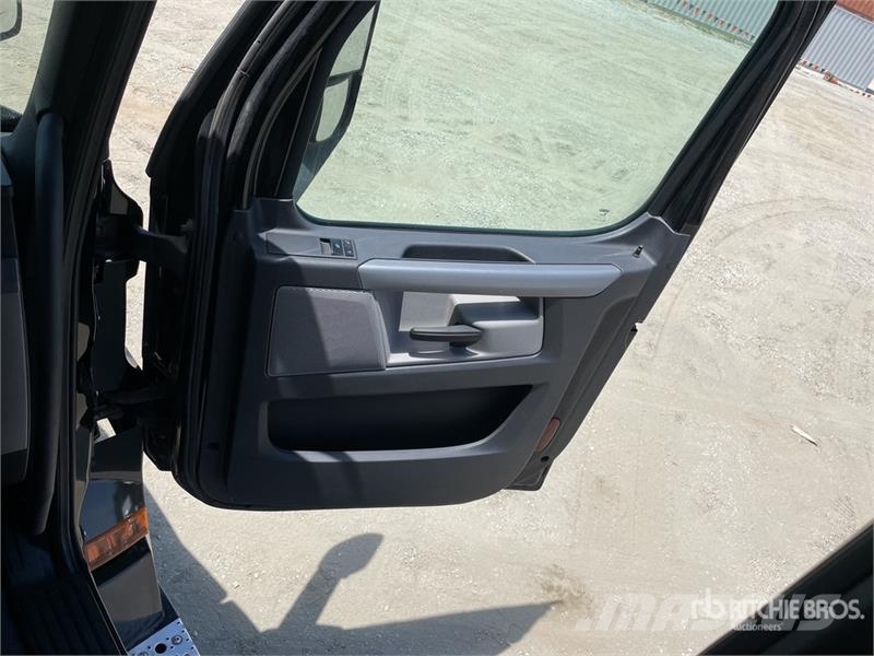 Freightliner Cascadia 126 6x4 T/A Sleeper Truck Tractor (Inoper Седельные тягачи