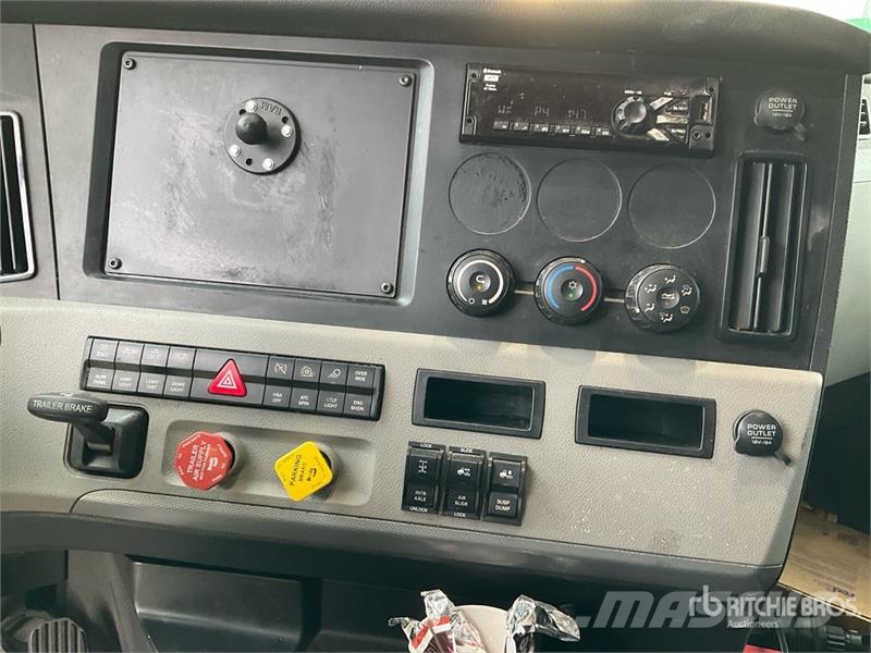 Freightliner Cascadia 126 6x4 T/A Sleeper Truck Tractor Vilcēji