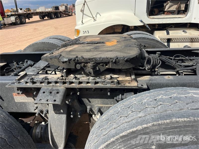 Freightliner Cascadia 126 6x4 T/A Sleeper Truck Tractor (Inoper Тягачі