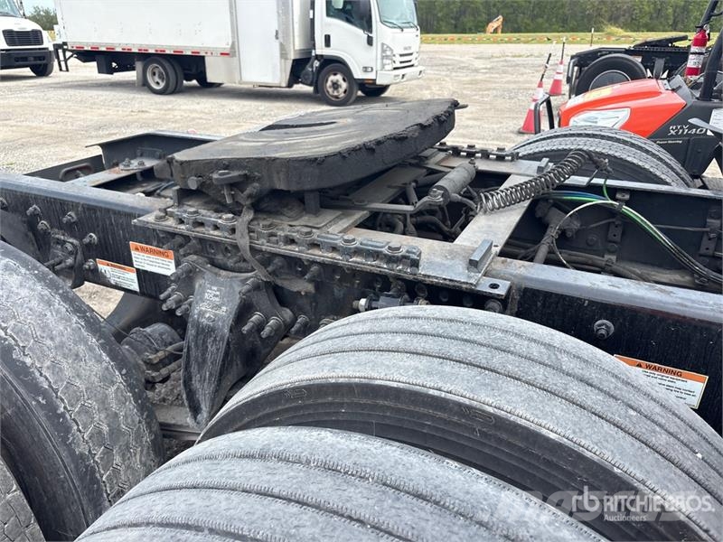 Freightliner Cascadia 126 6x4 T/A Sleeper Truck Tractor Naudoti vilkikai