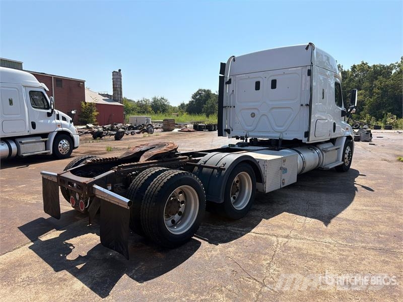 Freightliner Cascadia 113 6x4 Sleeper Car Carrier Truck Camiones portacoches