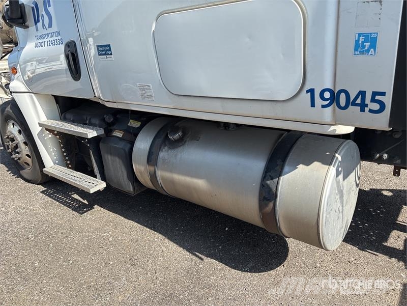 Freightliner Cascadia 125 6x4 T/A Sleeper Truck Tractor Tegljači