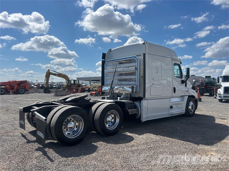 Freightliner Cascadia 125 6x4 T/A Sleeper Truck Tractor Vlačilci