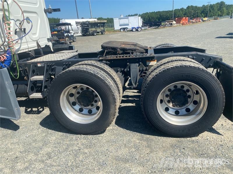 Freightliner Cascadia 125 6x4 T/A Sleeper Truck Tractor Cabezas tractoras