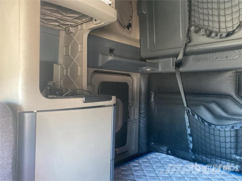 Freightliner Cascadia 125 6x4 T/A Sleeper Truck Tractor Cabezas tractoras