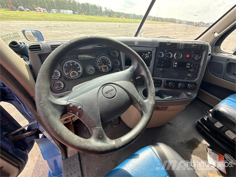 Freightliner Cascadia 125 6x4 T/A Sleeper Truck Tractor Vlačilci