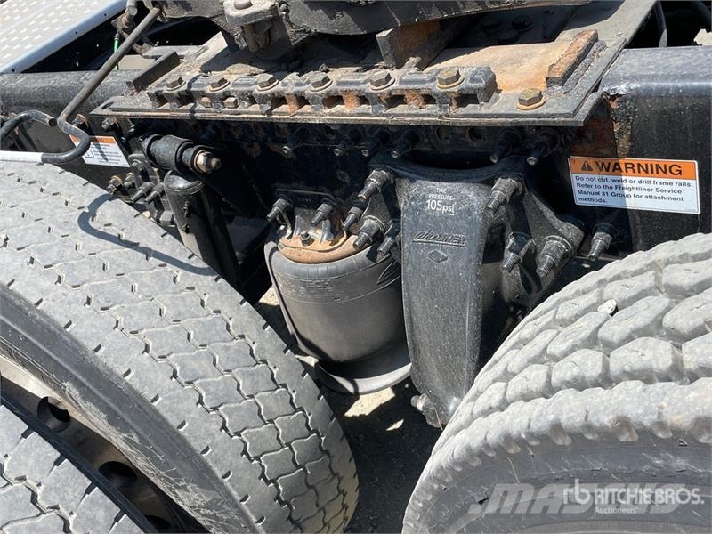 Freightliner Cascadia 126 6x4 T/A Sleeper Truck Tractor (Inoper Седельные тягачи