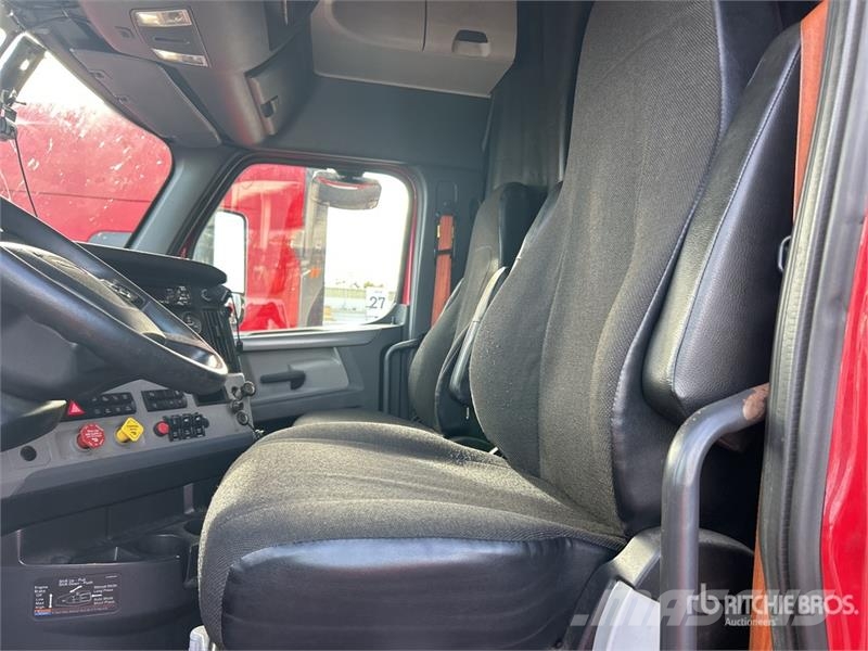 Freightliner Cascadia 126 6x4 T/A Sleeper Truck Tractor وحدات الجر