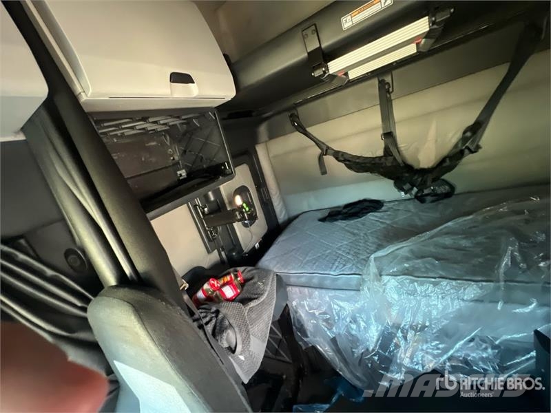 Freightliner Cascadia 126 6x4 T/A Sleeper Truck Tractor Vlačilci