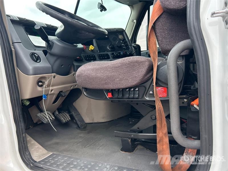 Freightliner Cascadia 125 6x4 T/A Sleeper Truck Tractor Vilcēji