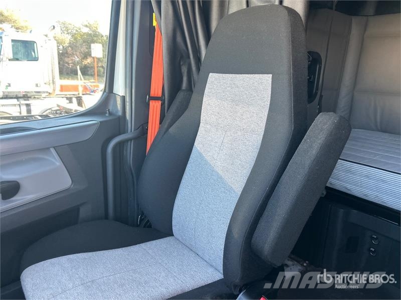 Freightliner Cascadia 126 6x4 T/A Sleeper Truck Tractor Tegljači