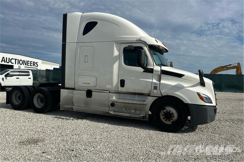 Freightliner Cascadia 126 6x4 T/A Sleeper Truck Tractor 中古トラクターヘッド | トレーラーヘッド