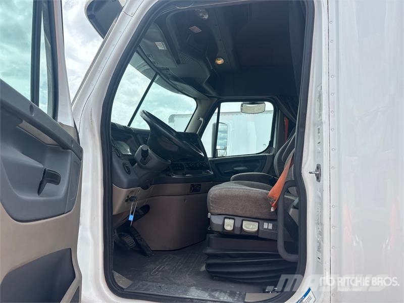 Freightliner Cascadia 125 6x4 T/A Sleeper Truck Tractor Tegljači