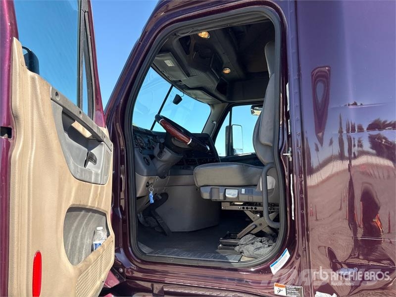 Freightliner Cascadia 125 6x4 T/A Sleeper Truck Tractor Тягачі