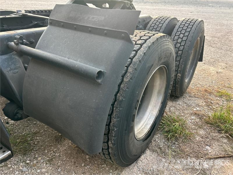 Freightliner Cascadia 6x4 T/A Sleeper Truck Tractor (Inoperable Trekkvogner