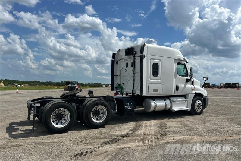 Freightliner Cascadia 125 6x4 T/A Sleeper Truck Tractor 中古トラクターヘッド | トレーラーヘッド