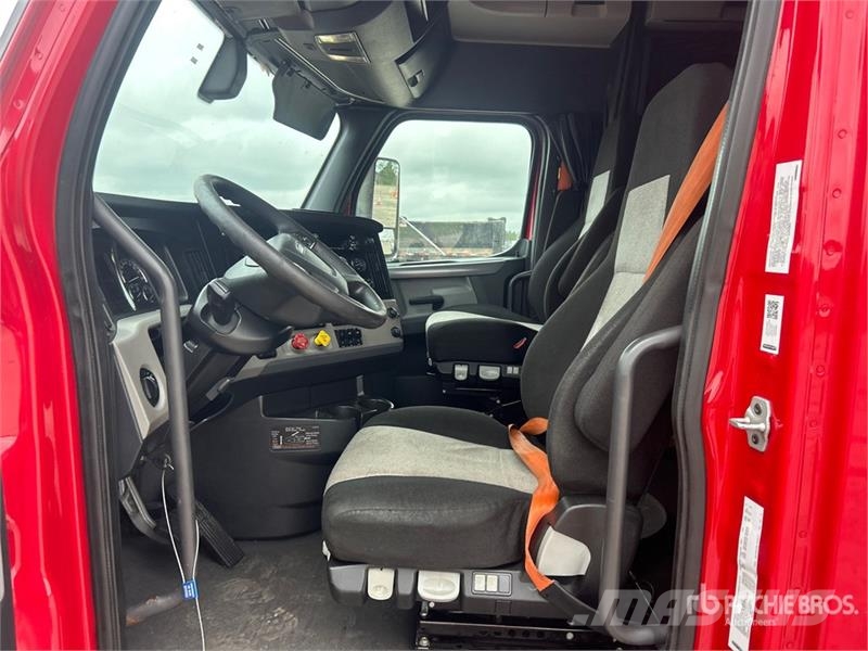 Freightliner Cascadia 126 6x4 T/A Sleeper Truck Tractor Vlačilci